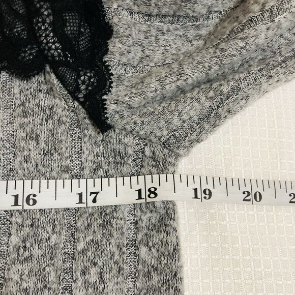 Maurices Sweater Womens Medium Gray Black Long Sleeve Pullover Lace Floral Crew - Picture 6 of 7